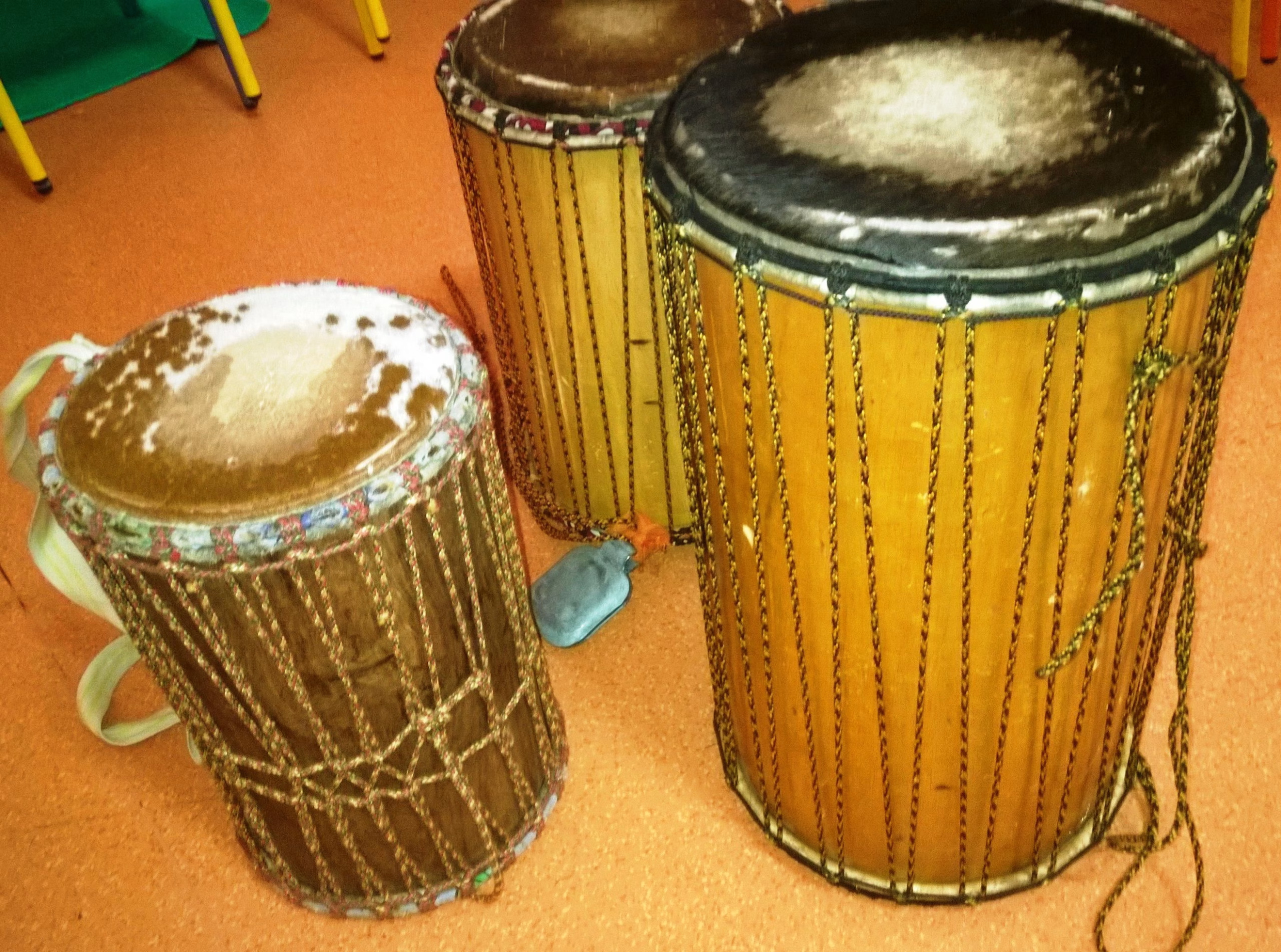 Trois doums, les tambours basses qui accompagnent le djembé
